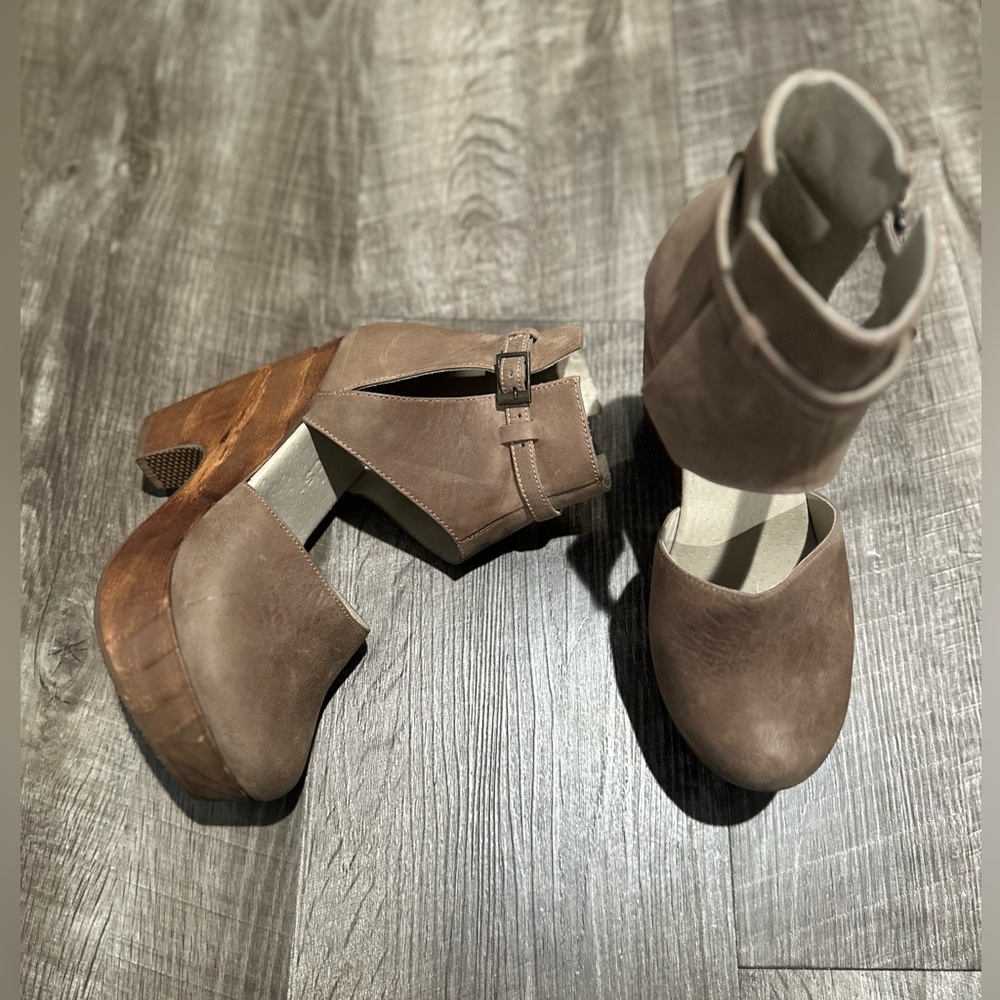 FIVE WORLD PLATFORM SANDAL SIZE 7.5